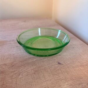 Vintage Oakes Mfg Co Uranium Glass Chick Fount Base Tipton IN Vaseline GLOWS
